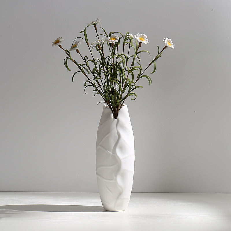 Vit keramikvas med blommor