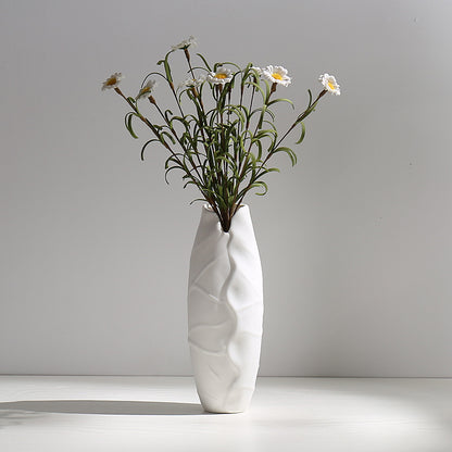 Vit keramikvas med blommor