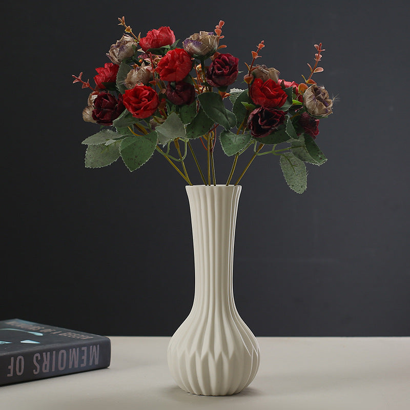 Vit räfflad keramikvas med blommor
