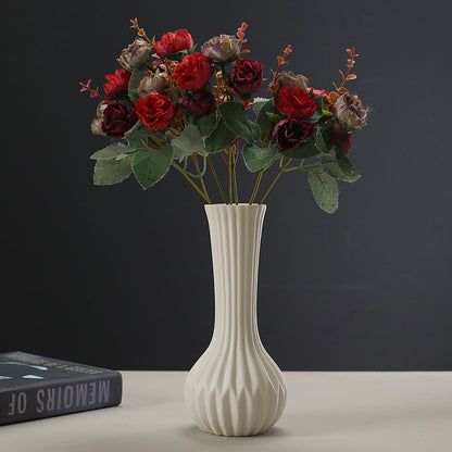 Vit räfflad keramikvas med blommor