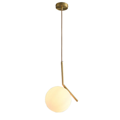 Taklampa med glob i opalglas och mässingsarm, vit bakgrund