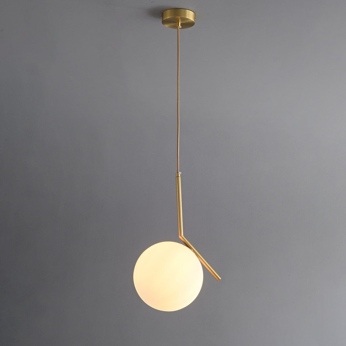 Taklampa, helbild med tänt glob