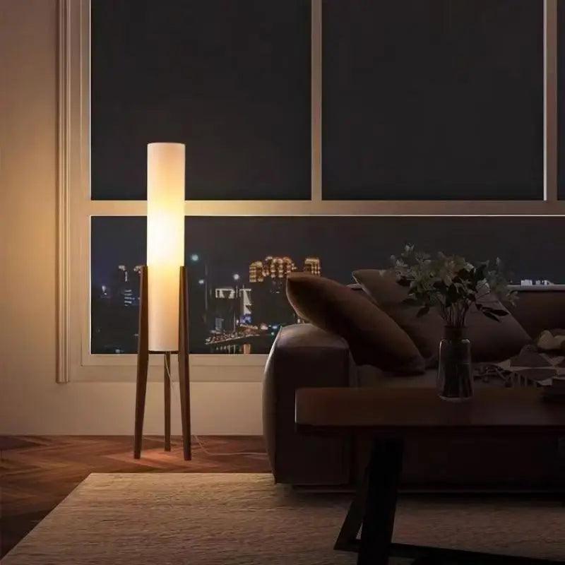 Tänd golvlampa i vardagsrum på kvällen