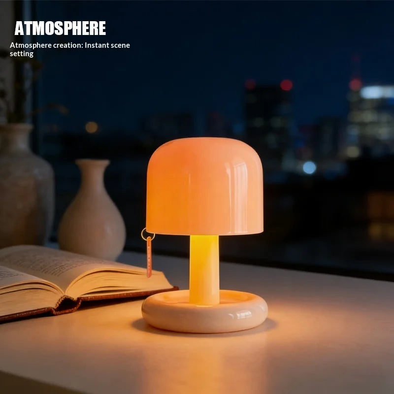 Mini svamplampa i orange på skrivbord