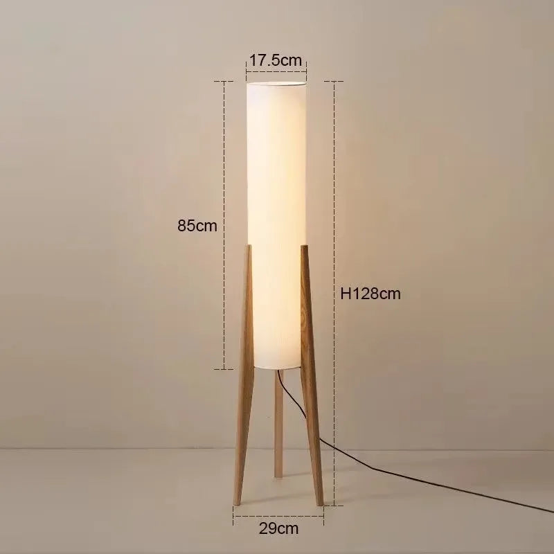 Golvlampa i ljust trä med mått