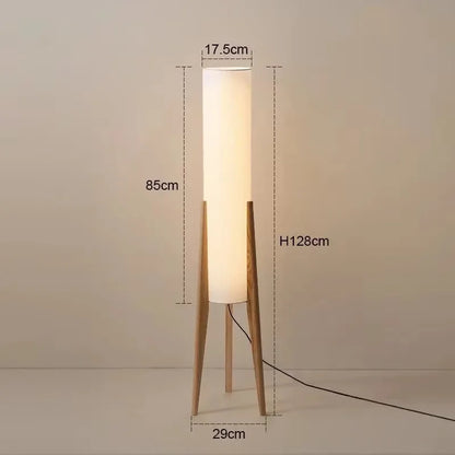 Golvlampa i ljust trä med mått
