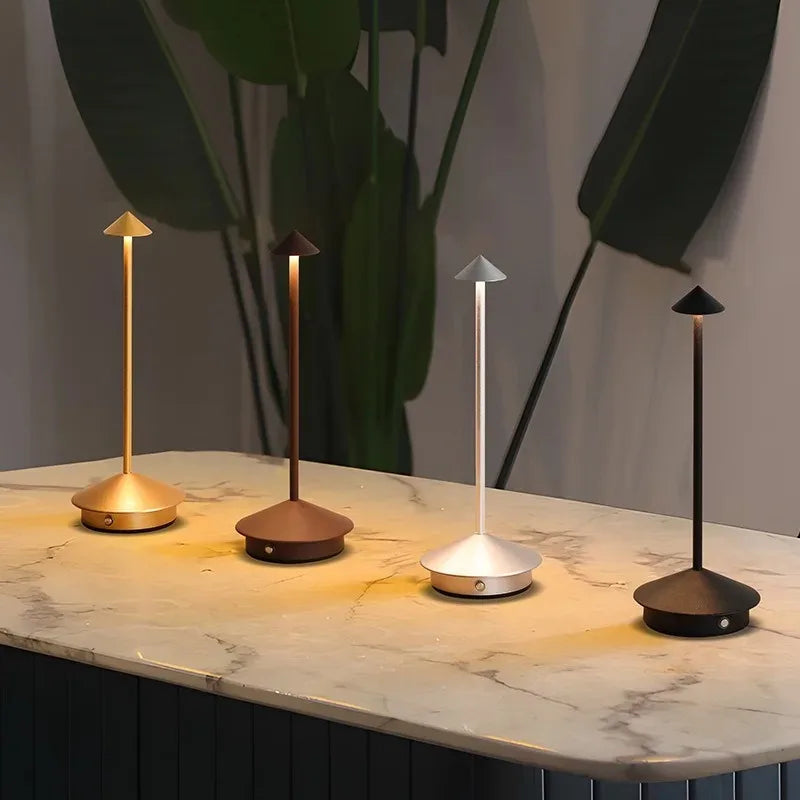 Touch-bordslampa i guld, brun, silver och svart på marmorbord