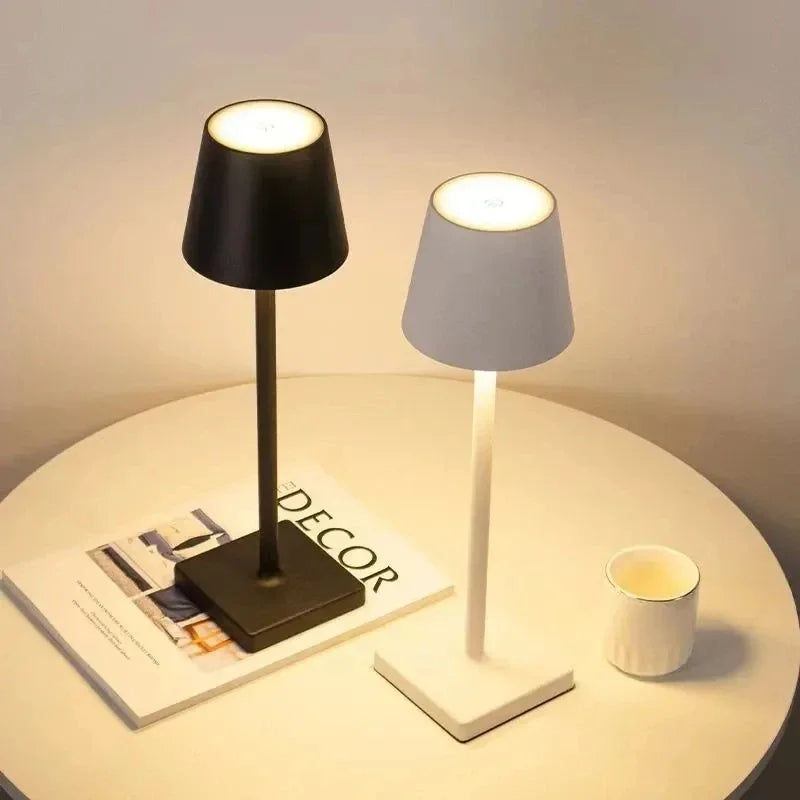 Sladdlös touch-bordslampa i svart och grått på runt bord