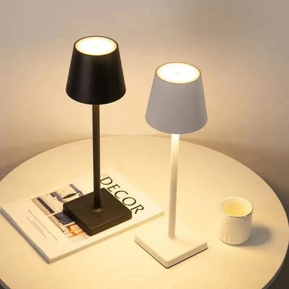 Sladdlös touch-bordslampa i svart och grått på runt bord