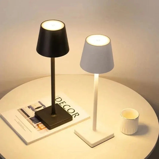 Sladdlös touch-bordslampa i svart och grått på runt bord