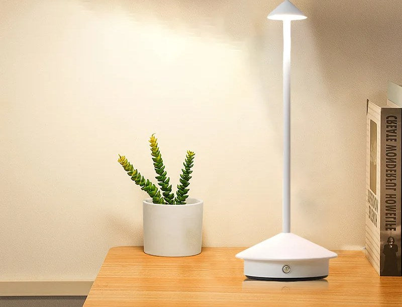 Vit touch-bordslampa på skrivbord