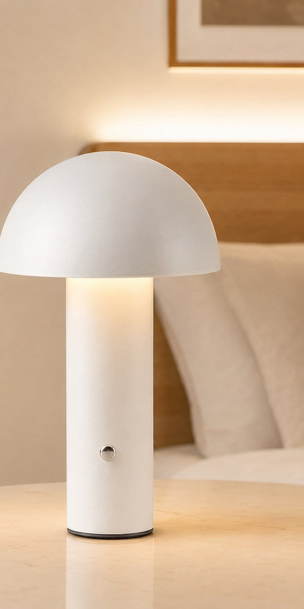 Vit svampbordslampa på sängbord